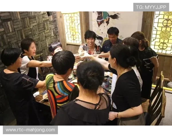 中国选手海外吃火锅庆祝胜利，展现团队凝聚力