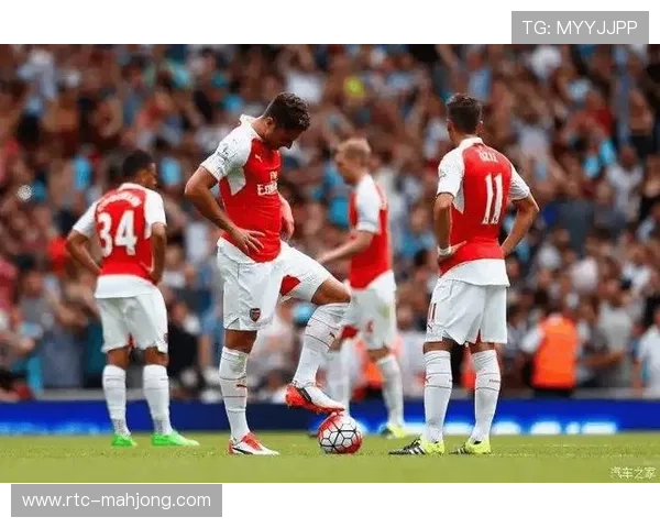 伯恩茅斯雨中作战，场地湿滑致多次传球失误